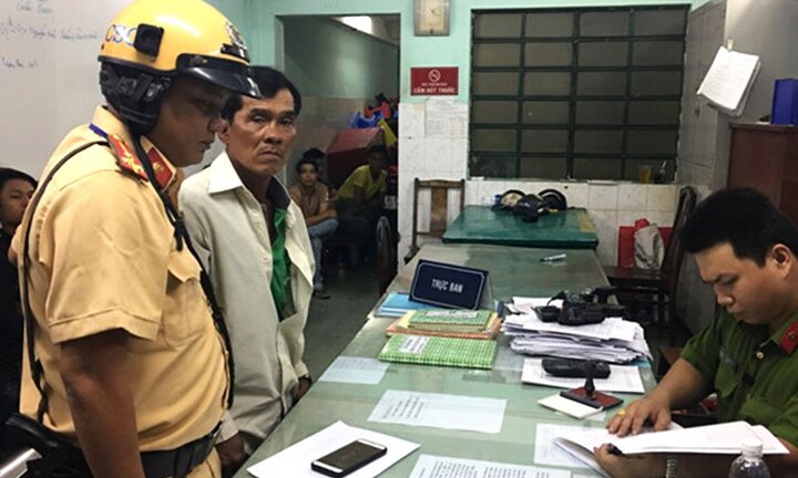 CSGT tóm gọn tài xế mặc áo GrabBike giật điện thoại của du khách giữa phố