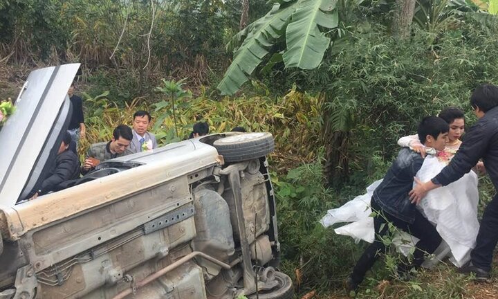 Xe rước dâu lao xuống vực, người nhà bế cô dâu lên bờ