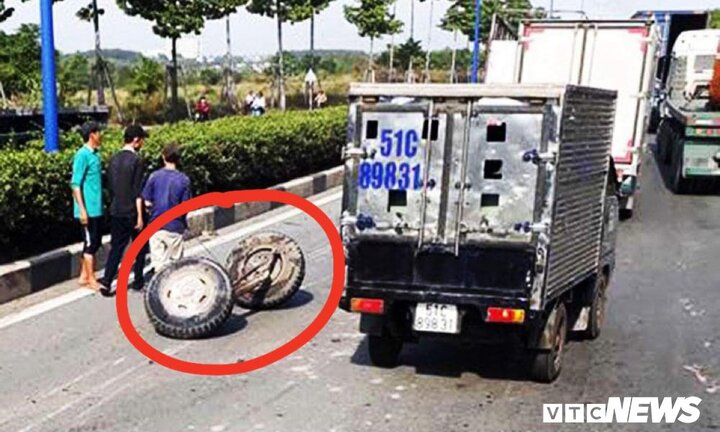Xe tải đang chạy bỗng rơi 2 bánh trước, tài xế may mắn thoát chết