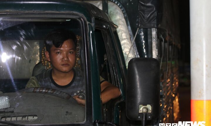 Hỗn loạn tại BOT Cần Thơ - Phụng Hiệp: Người dừng cố thủ 1 tiếng, kẻ lùi xe chắn ngang quốc lộ