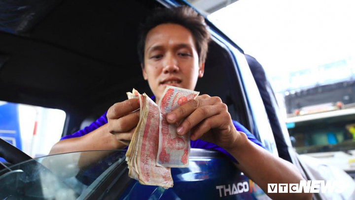 Tài xế gỡ từng tờ 500 đồng ướt nhẹp trả phí qua trạm BOT Cần Thơ - Phụng Hiệp
