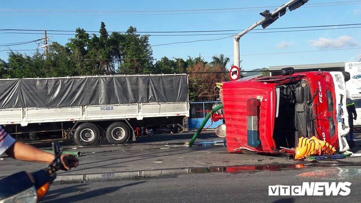 Xe cứu hoả đâm 3 ô tô lật ngang giữa đường, 3 người nguy kịch