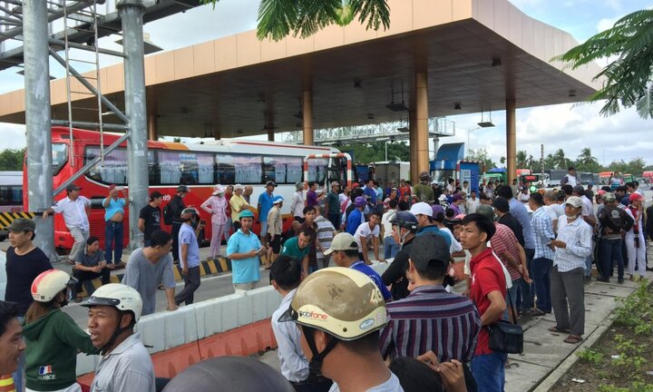 Hỗn loạn tại BOT Sóc Trăng: Xuất hiện người lạ đánh tài xế rồi trốn vào trụ sở trạm thu phí