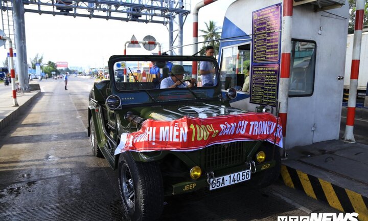 Tài xế mang tiền lẻ, căng băn rôn phản đối trạm BOT Cần Thơ - Phụng Hiệp