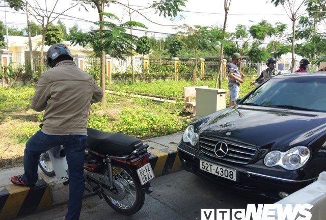 Hỗn loạn tại BOT Sóc Trăng: Bị ô tô chiếm làn, xe máy leo lên vỉa hè thoát thân