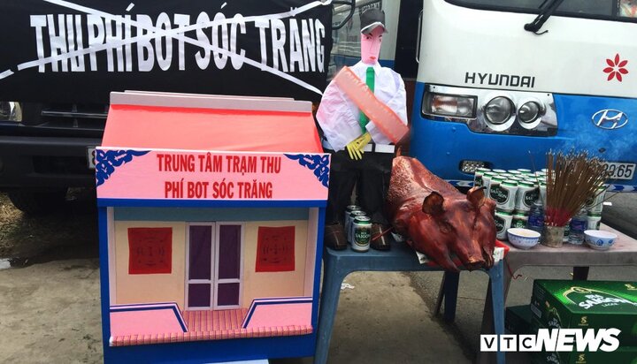 Tài xế mang nhà mã, heo quay, gà vịt đến trạm BOT Sóc Trăng