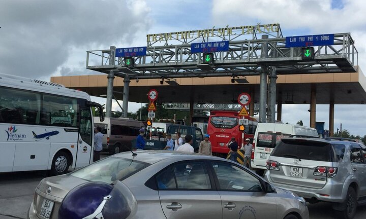 Ngày đầu giảm giá vé, BOT Sóc Trăng vẫn phải xả trạm liên tục