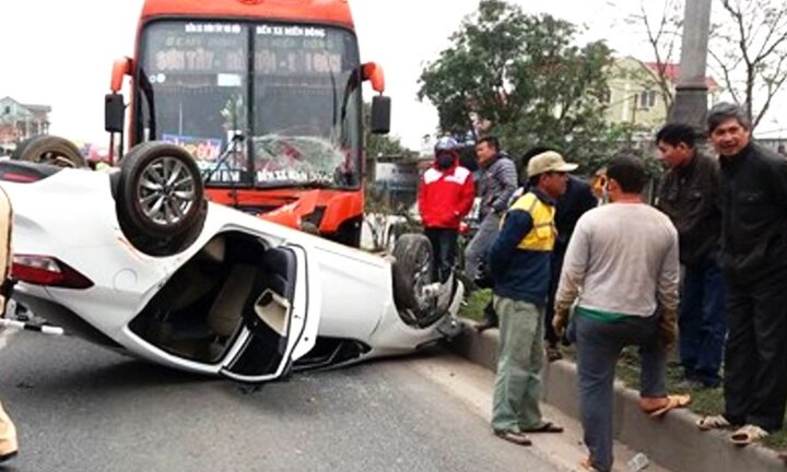Xe khách tông xe con lật ngửa trên quốc lộ, 3 nạn nhân mắc kẹt bên trong