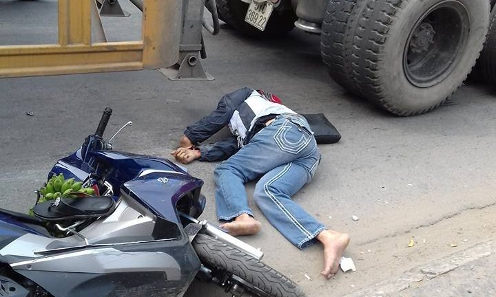 Bị xe container ép vào lề rồi cán lên người, người đàn ông thiệt mạng