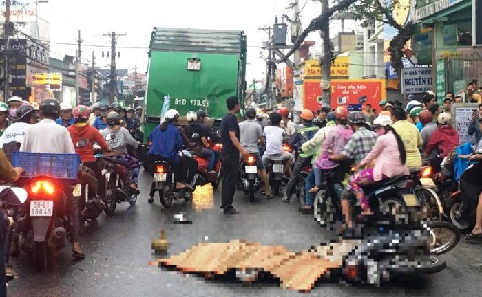 Vừa đổ xăng xong, nam thanh niên bị xe chở rác cán chết tại chỗ