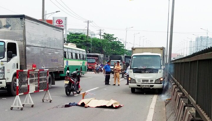 Tự lao vào xe tải trên quốc lộ, người đàn ông bị húc văng 3m