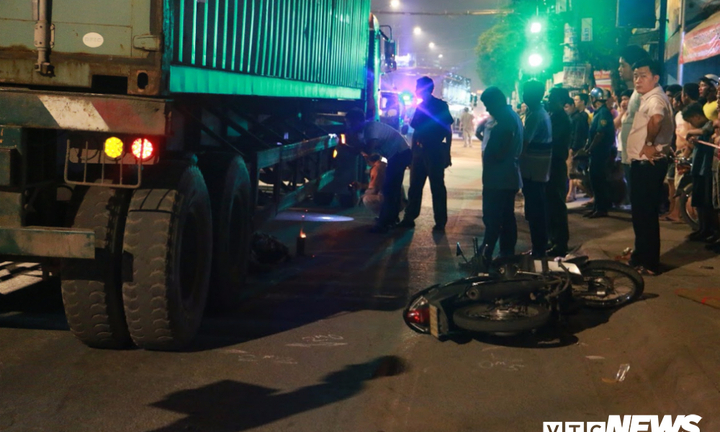 Ngã ra đường sau va chạm xe máy, nam thanh niên bị container cán qua người chết tại chỗ