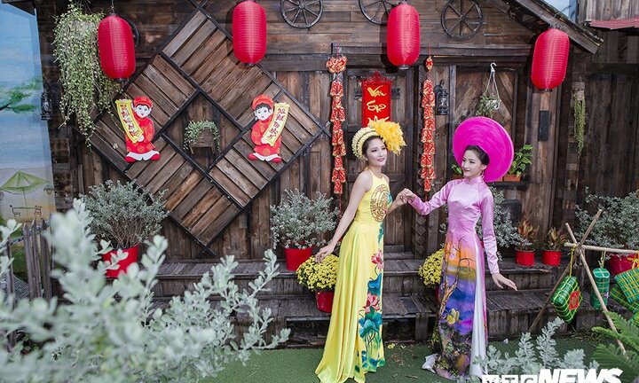 Thiếu nữ Sài Gòn xinh đẹp mặc áo dài truyền thống đón Tết cổ truyền