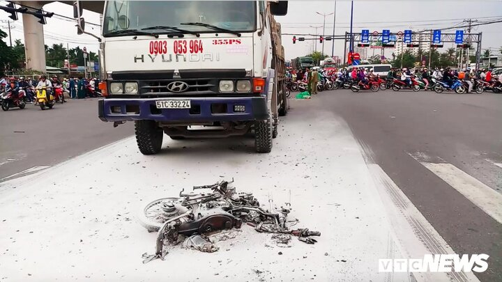 Cha chết, con trai nguy kịch sau khi bị xe tải tông trúng