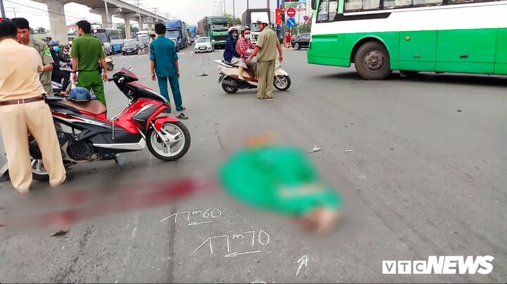 Nữ công nhân bị xe bồn cán chết trên đường đi làm