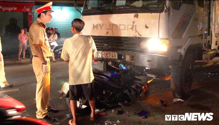 Xe tải lấn làn tông xe máy, 2 vợ chồng thương vong