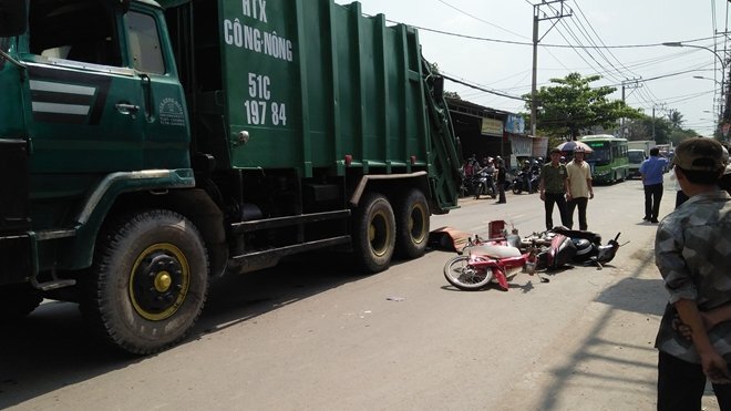 Nam sinh bị xe chở rác cán chết trên đường đi mua hoa Tết