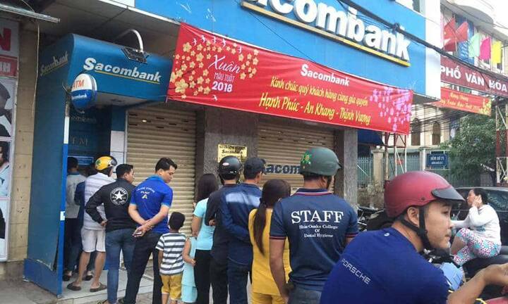 ATM quá tải, dân rồng rắn xếp hàng sáng đến tối vẫn không rút được tiền
