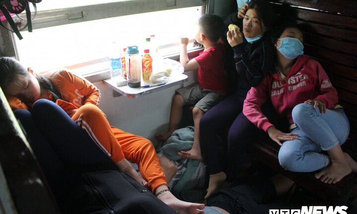 Ga tàu quá tải dịp Tết, hành khách nằm la liệt dưới ghế, chiếm hết lối đi