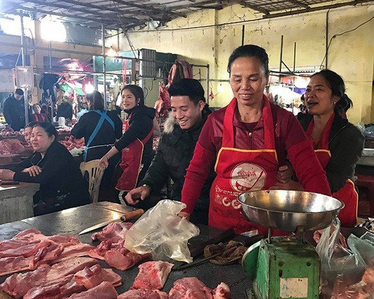 Chợ quê xôn xao khi trung vệ Tiến Dũng phụ mẹ bán thịt heo