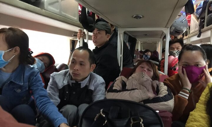 Kẻ đứng người quỳ trên xe khách giường nằm vào TP.HCM sau Tết