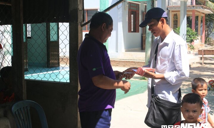 'Ông chú' bán vé số dạo ở miền Tây thi đậu công chức: Giỏi tiếng Anh và Tin học