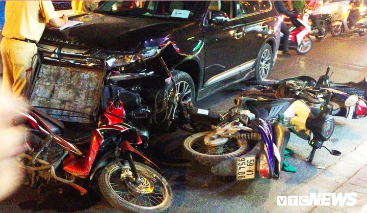 Ô tô húc hàng loạt xe máy ở Sài Gòn, nhiều người nhập viện