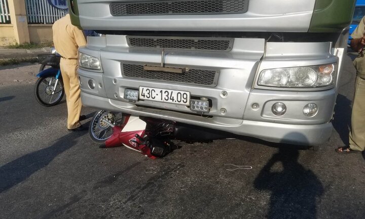 Nam thanh niên thoát chết thần kỳ dưới gầm xe tải