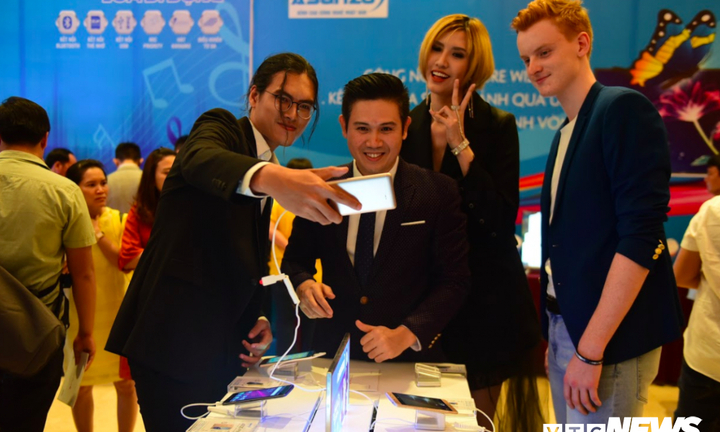 Asanzo chính thức mở bán dòng smartphone 'pin trâu', 'selfie thật'