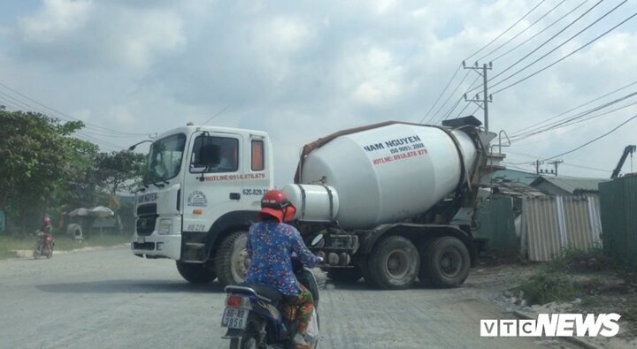Trạm trộn bê tông không phép ngày đêm ồn ào, khói bụi, 'bức tử' dân Long An