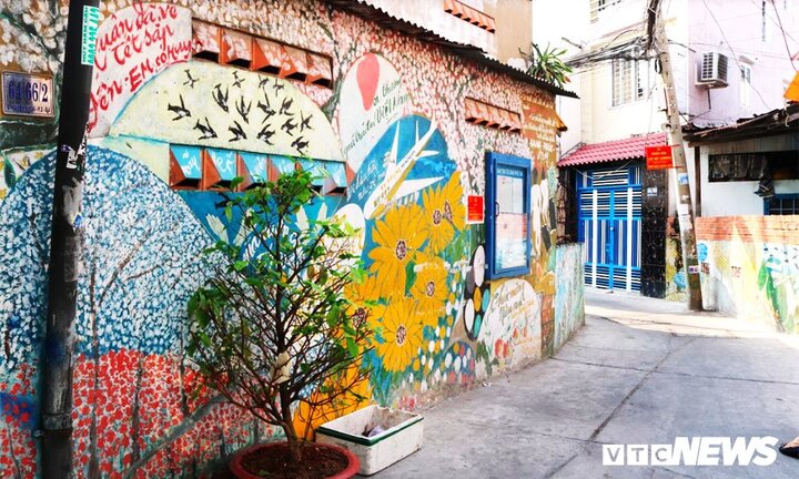 Ảnh: Phố phường, ngõ hẻm Sài Gòn rợp sắc bích họa đồng quê