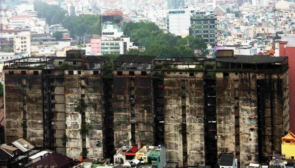 TP.HCM: 'Điểm mặt' 13 chung cư hư hỏng nặng, lọt vào tầm nguy hiểm chết người