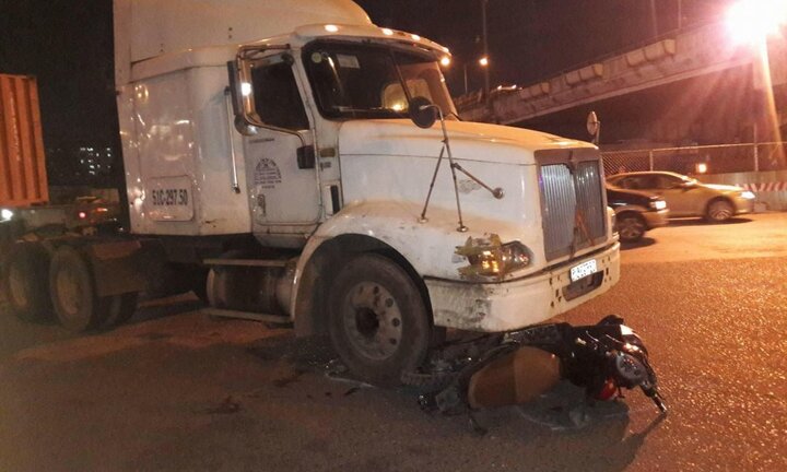 Container cuốn xe máy vào gầm, người đàn ông bị cán nát 2 chân