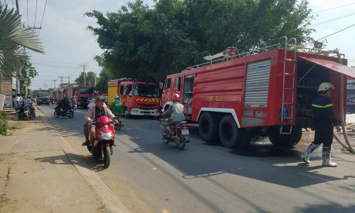  Cháy nhà kho chứa nhớt, người dân hoảng loạn tháo chạy