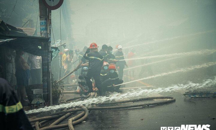 Ảnh: Hiện trường vụ cháy dữ dội ngay Trung tâm TP Mỹ Tho, khói đen kịt trời