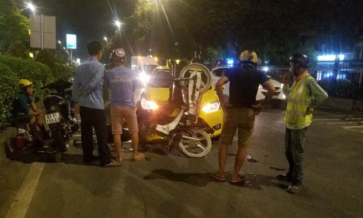 Xe máy đối đầu taxi, nam thanh niên nhập viện trong đêm