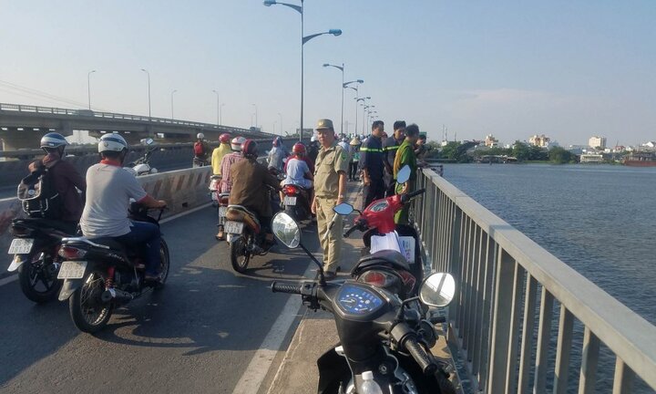 Tìm kiếm tung tích nam thanh niên đeo ba lô nhảy cầu Bình Triệu