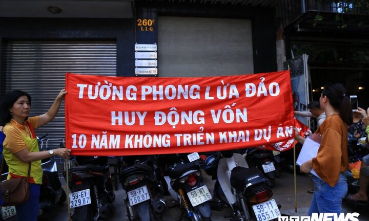 Bán đất nền 10 năm không giao sổ đỏ, chủ Công ty Tường Phong còn dọa hành hung khách hàng