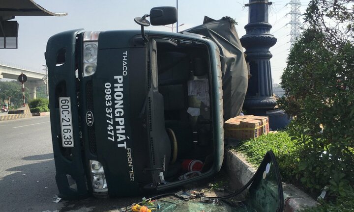 Xe tải lật nghiêng trên xa lộ Hà Nội, hàng chục thùng sơn văng tung toé