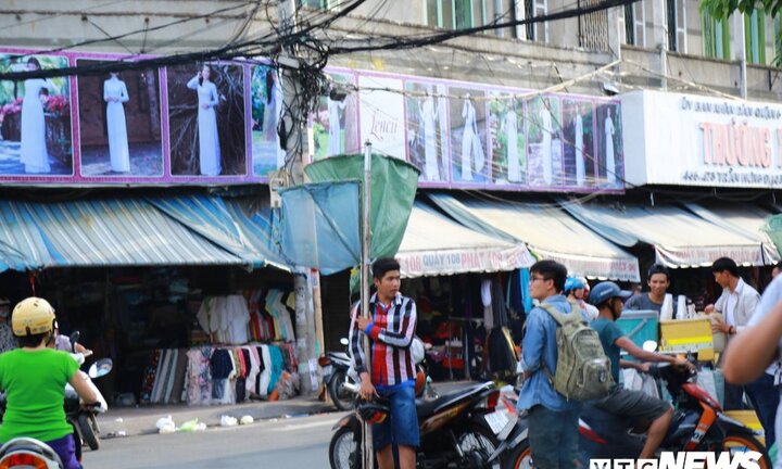 Ảnh: Đội quân cướp đồ cúng cô hồn thất thu trong Rằm tháng 7