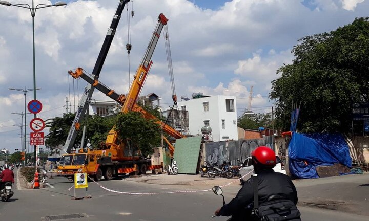 Cần cẩu đổ sập chắn ngang đại lộ, người đi đường hoảng loạn bỏ chạy
