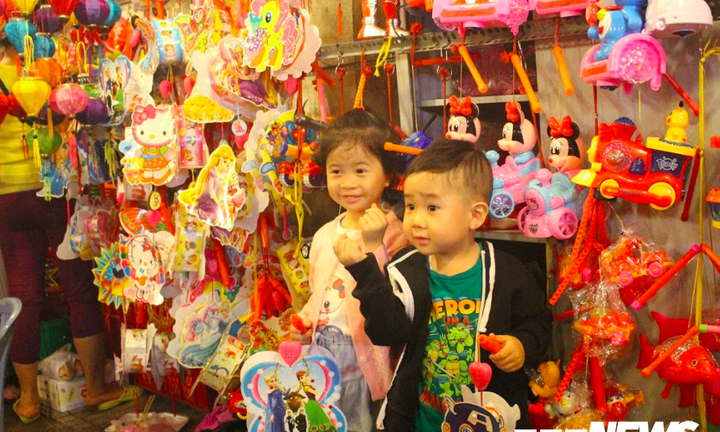 Đèn trung thu truyền thống áp đảo sản phẩm Trung Quốc, chiếm 70% tại phố lồng đèn ở TP.HCM