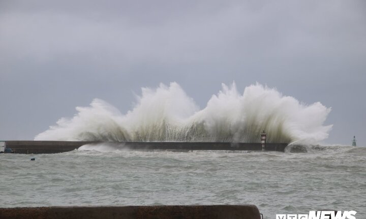 Bão số 9 áp sát Phú Quý: Xuất hiện những đợt sóng phủ đầu