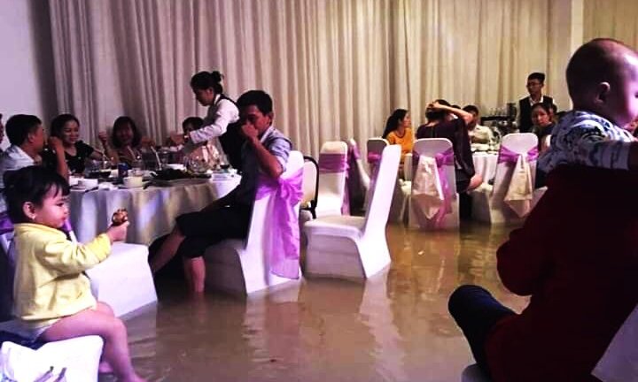 Mưa ngập lịch sử ở TP.HCM: Rắn rết bơi vào nhà, ăn tiệc cưới trong biển nước