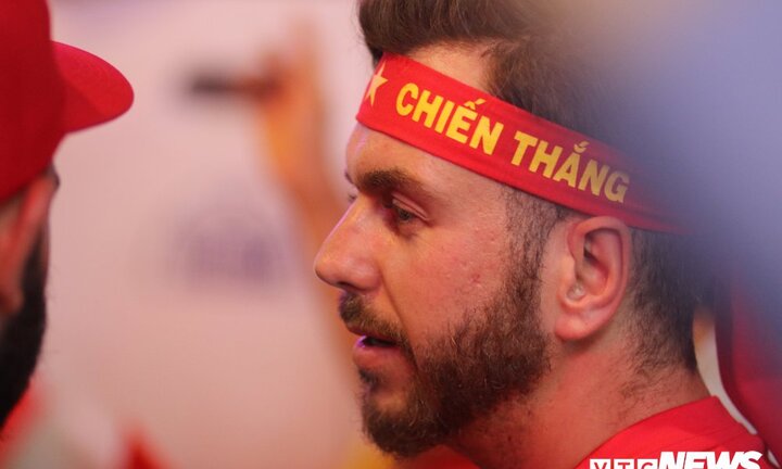 Người nước ngoài nhảy múa trước màn đánh bại Philippines của đội tuyển Việt Nam