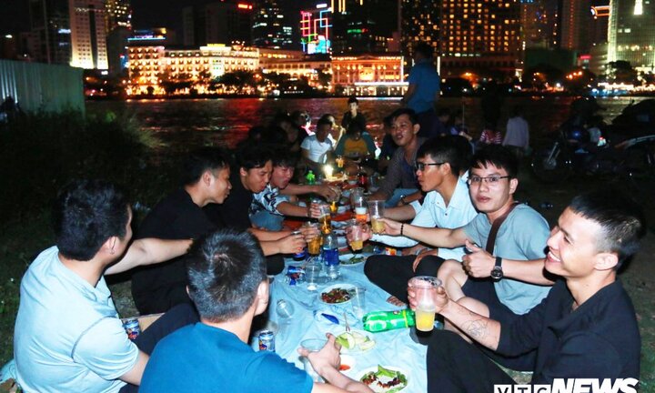 Người dân TP.HCM mở tiệc ở ngoài đường đón năm mới 2019