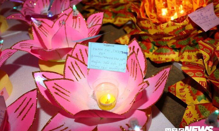 Hoa đăng rực sáng trên sông Đồng Nai trong ngày lễ chùa Ông