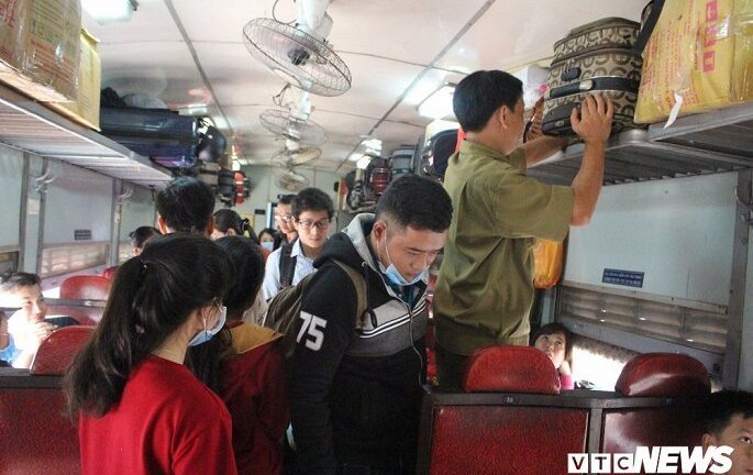 Hành khách mua vé tàu tập thể sẽ được giảm giá 12%