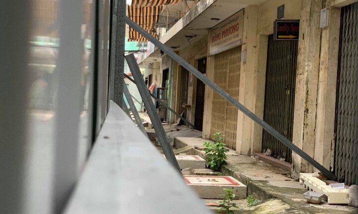 Cận cảnh chung cư nghiêng nửa mét ở TP.HCM vẫn chờ ngày phá dỡ