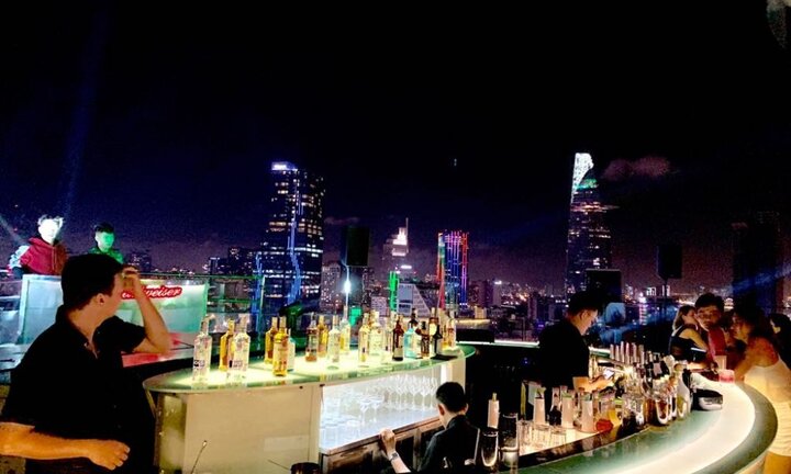 Ảnh: Quán bar hoạt động không phép nhiều năm trên nóc cao ốc ở TP.HCM